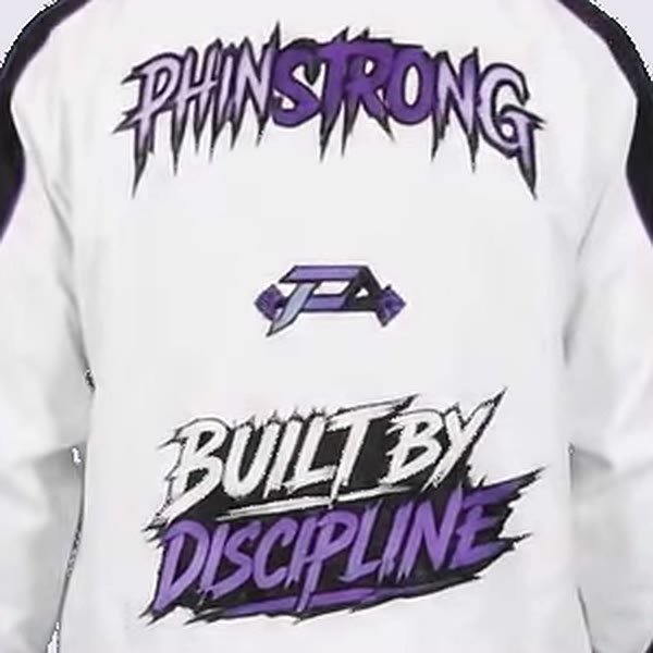 Broderie PHINSTRONG violette au dos de la veste